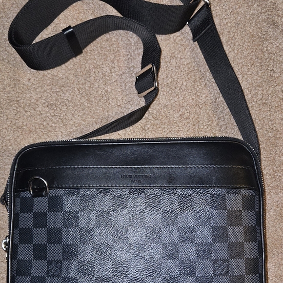 Louis Vuitton Damier Graphite Trocadero Messenger Bag - Picture 8 of 16